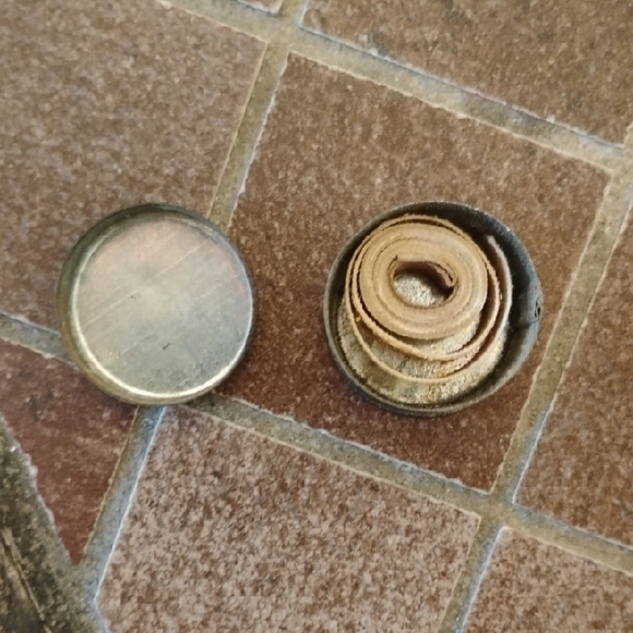 Johnson & Johnson Zonas Adhesive Plaster Tin - Picture 2 of 2